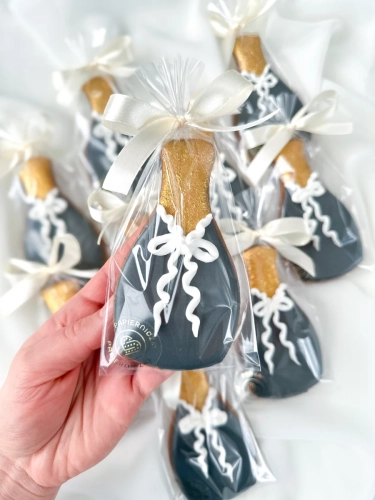 ręcznie zdobiony piernik w kształcie szampana jako słodki upominek lub prezent na urodziny