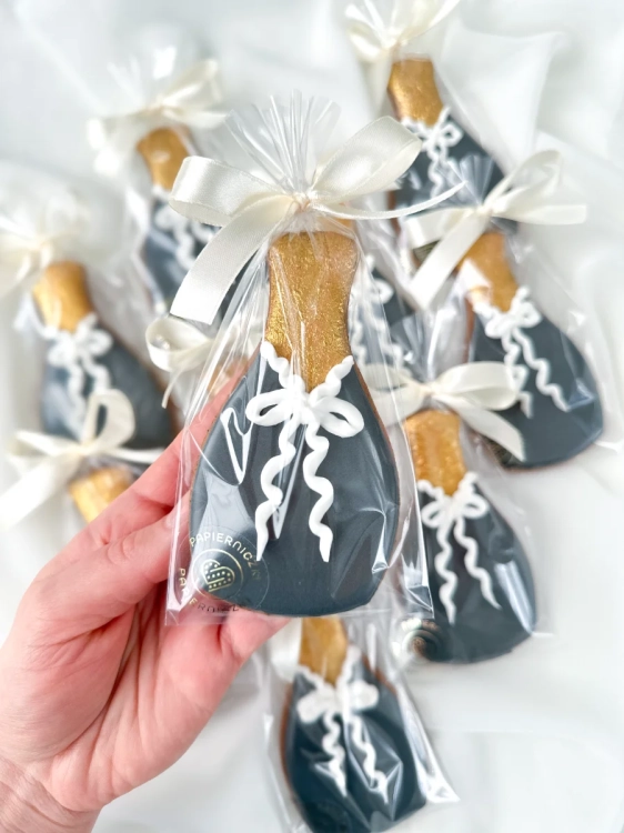 ręcznie zdobiony piernik w kształcie szampana jako słodki upominek lub prezent na urodziny