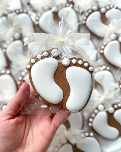 ręcznie zdobione pierniczki w kształcie stópek jako słodkie podziękowania dla gości z okazji chrztu czy babyshower