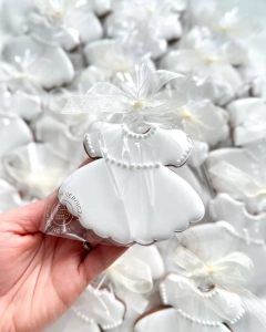 ręcznie zdobiony piernik w kształcie sukienki jako podziękowanie dla gości na chrzest lub roczek