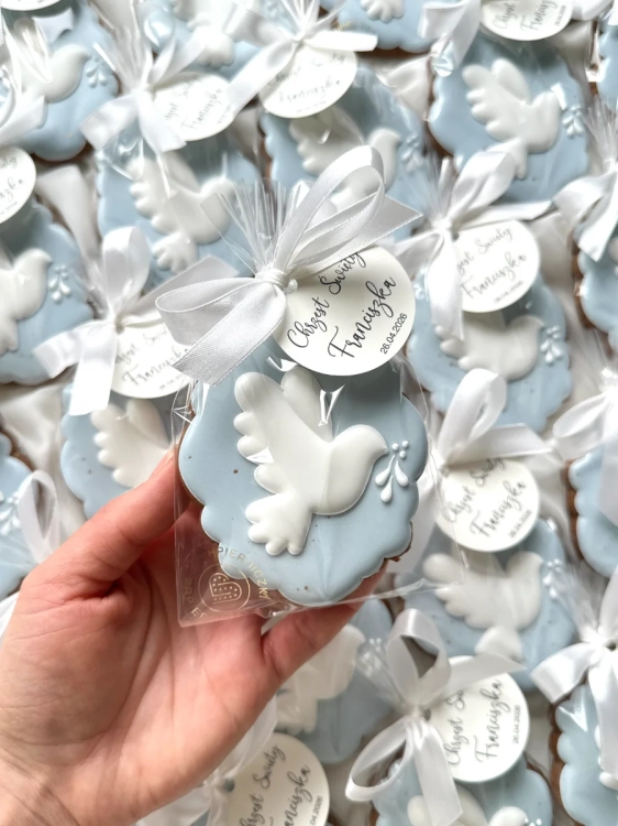 personalizowane pierniki na chrzest chłopca z gołąbkiem