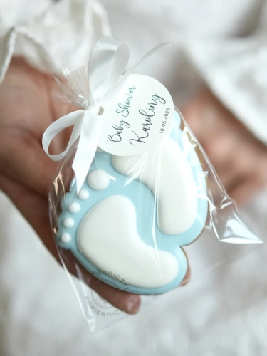 ręcznie zdobione pierniczki w kształcie stópek jako słodkie podziękowania dla gości z okazji chrztu czy babyshower