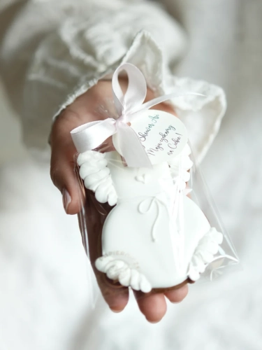 ręcznie zdobione pierniki jako podziękowania dla gości na chrzest lub baby shower