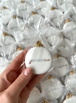ręcznie zdobione mini pierniczki świąteczne w kształcie bombki z logo firmy przewiązane ozdobną kokardką jako słodycze reklamowe lub firmowe upominki