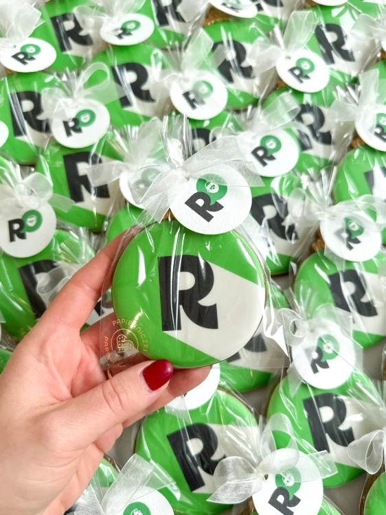 ręcznie zdobione pierniki świąteczne w kształcie bombki z personalizowanym logo, niepowtarzalne prezenty świąteczne dla firm