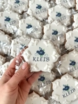 ręcznie zdobione pierniki świąteczne w kształcie śnieżynki z personalizowanym logo, niepowtarzalne prezenty świąteczne dla firm