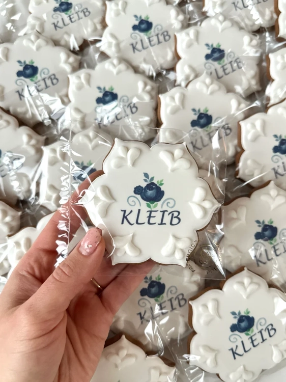ręcznie zdobione pierniki świąteczne w kształcie śnieżynki z personalizowanym logo, niepowtarzalne prezenty świąteczne dla firm