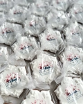ręcznie zdobione pierniki świąteczne w kształcie śnieżynki z personalizowanym logo, niepowtarzalne prezenty świąteczne dla firm