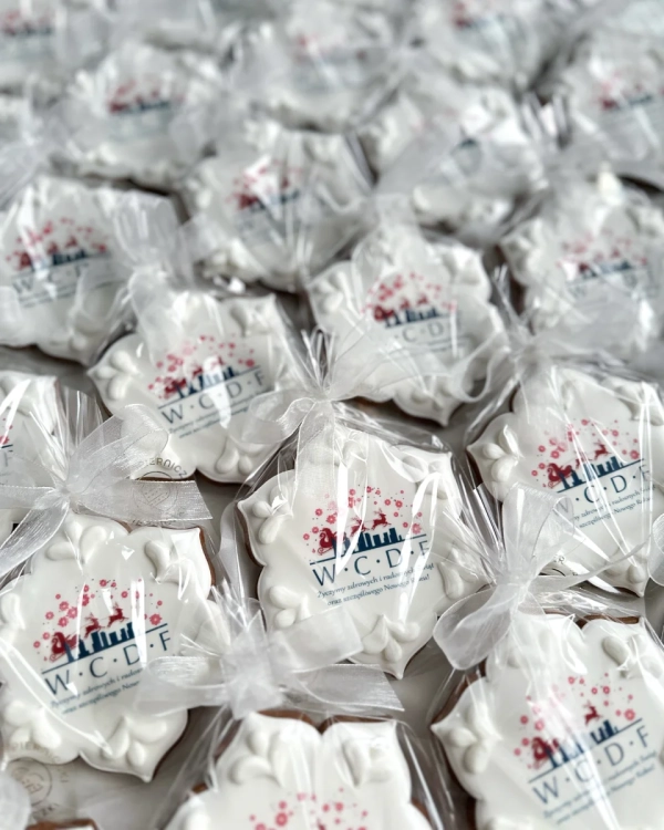 ręcznie zdobione pierniki świąteczne w kształcie śnieżynki z personalizowanym logo, niepowtarzalne prezenty świąteczne dla firm