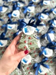 ręcznie lukrowane pierniki świąteczne w kształcie choinki z personalizowanym bilecikiem z logo firmy i życzeniami świątecznymi
