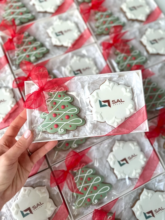 zestaw ręcznie zdobionych pierników świątecznych w kształcie choinki i śnieżynki z personalizowanym logo firmy zapakowane w ozdobne pudełko prezentowe, idealne jako prezenty świąteczne dla firm i pracowników