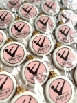 ręcznie zdobione pierniki świąteczne w kształcie bombki z personalizowanym logo, niepowtarzalne prezenty świąteczne dla firm