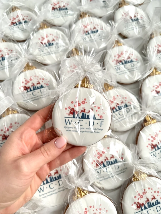 ręcznie zdobione pierniki świąteczne w kształcie bombki z personalizowanym logo, niepowtarzalne prezenty świąteczne dla firm