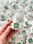 ręcznie zdobione mini pierniczki świąteczne w kształcie choinki z logo firmy jako słodycze reklamowe lub firmowe upominki