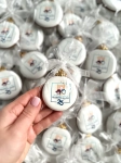 ręcznie zdobione mini pierniczki świąteczne w kształcie śnieżynki z logo firmy jako słodycze reklamowe lub firmowe upominki