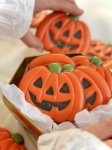 strasznie słodkie pierniki na halloween w kształcie strasznej dyni