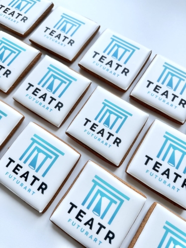 ręcznie zdobione pierniki firmowe z logo